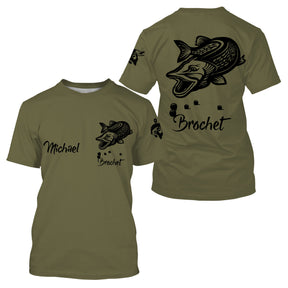 T-shirt pêche brochet all-over fond kaki olive motif brochet silhouette noire encrée prénom logo texte personnalisés