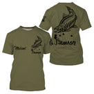 T-shirt pêche saumon all-over fond kaki olive motif saumon silhouette noire encrée prénom personnalisé moucheur