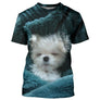 T-shirt chien 3D bleu canard avec Bichon Maltais blanc endormi sur tissu texturé, all-over photoréaliste