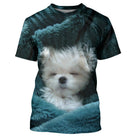 T-shirt chien 3D bleu canard avec Bichon Maltais blanc endormi sur tissu texturé, all-over photoréaliste