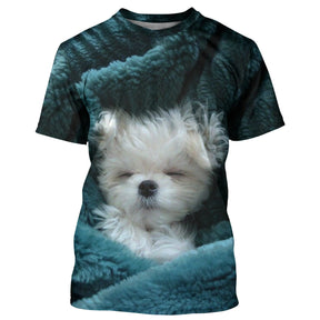 T-shirt chien 3D bleu canard avec Bichon Maltais blanc endormi sur tissu texturé, all-over photoréaliste
