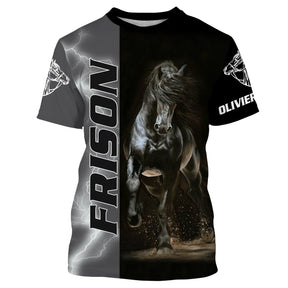 T-shirt cheval frison personnalisé noir avec frison au galop étincelles et lettrage FRISON