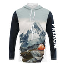 T-shirt unisexe manches longues all-over montagne enneigée et tente orange aventure alpine, prénom personnalisé