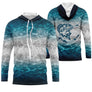 T-shirt pêche all-over col rond bleu turquoise océanique eau cristalline blanche carpe gros plan médaillon