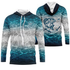 T-shirt pêche all-over col rond bleu turquoise océanique eau cristalline blanche carpe gros plan médaillon