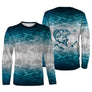 T-shirt pêche enfant manches longues bleu océan eau cristalline carpe gros plan