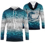 T-shirt pêche all-over col rond bleu turquoise océanique eau cristalline brochet dévorant leurre gros plan médaillon