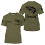 T-shirt pêche brochet kaki olive avec illustration sobre de brochet en plein saut et lettrage Brochet, prénom imprimé