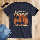 T-shirt pêche bar humour bleu marine typographie blanche orangée vintage Près des Bars Loin des Cons silhouette pêcheur