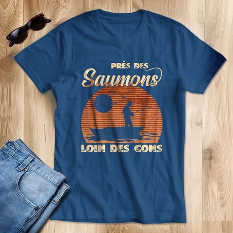 Cadeau Humour Pêcheur Homme, Pêche du Saumon, T-shirt Pêcheur Drôle, Près des Saumons Loin des Cons - Bleu