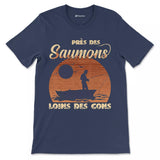 Cadeau Humour Pêcheur Homme, Pêche du Saumon, T-shirt Pêcheur Drôle, Près des Saumons Loins des Cons