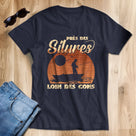 T-shirt pêche silure humour bleu marine typographie blanche orangée vintage Près des Silures Loin des Cons silhouette pêcheur