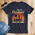 T-shirt pêche gardon humour bleu marine typographie blanche orangée vintage Près des Gardons Loin des Cons silhouette pêcheur
