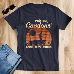 T-shirt pêche gardon humour bleu marine typographie blanche orangée vintage Près des Gardons Loin des Cons silhouette pêcheur