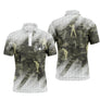 Polo de golf personnalisé homme camouflage vert kaki et blanc avec silhouettes jaune doré de golfeurs en swing
