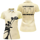 Polo de golf femme beige crème vintage avec sac de clubs et lettrage rétro coupe ajustée féminine