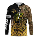 Tenue de pêche carpe personnalisée hoodie camouflage roseaux orange jaune avec carpe en combat et lettrage Carpe Diem