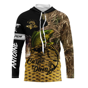 Tenue de pêche carpe personnalisée hoodie camouflage roseaux orange jaune avec carpe en combat et lettrage Carpe Diem