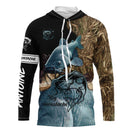 Tenue de pêche silure personnalisée hoodie camouflage roseaux orange et eau bleutée avec silure imposant Big Moustache