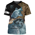 T-shirt all-over pêche silure camouflage roseaux et eau bleutée silure gros plan coupe unisexe fleuve