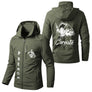 Veste imperméable pêche vert militaire avec capuche, carpe et inscription CARPISTE, prénom et logo torse personnalisés