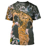 T-shirt randonnée all-over unisexe avec vue d'en haut sur rocher, chaussures de marche et nuages