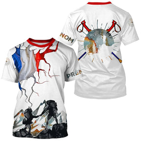 T-shirt randonnée all-over unisexe avec drapeau France tricolore, silhouette randonneur et montagne, prénom personnalisé