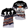 T-shirt randonnée all-over noir orange unisexe avec slogan thérapie montagne et silhouettes randonneurs, prénom personnalisé