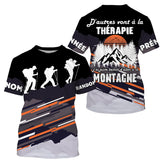 T-shirt randonnée all-over noir orange unisexe avec slogan thérapie montagne et silhouettes randonneurs, prénom personnalisé