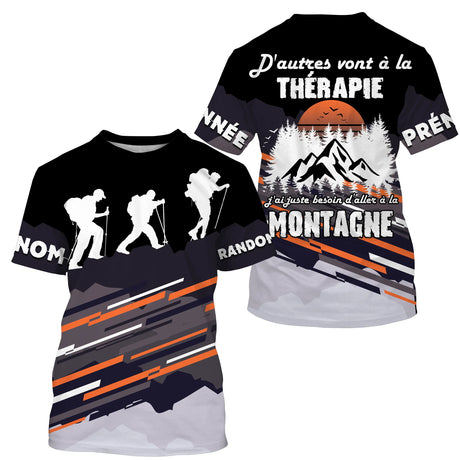 T-shirt randonnée all-over noir orange unisexe avec slogan thérapie montagne et silhouettes randonneurs, prénom personnalisé