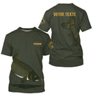 T-shirt pêche carpe personnalisé col rond vert kaki avec motif carpe aux écailles dorées et prénom sur la poitrine