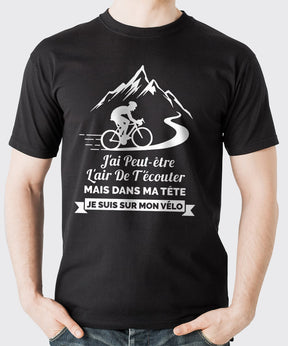 T-shirt cyclisme homme noir motif cycliste blanc grimpant col chaîne montagnes message Dans ma tête je suis sur mon vélo