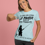 T-shirt bleu pâle femme humour pêche lettrage noir Ne jamais sous-estimer pouvoir fille canne à pêche silhouette pêcheuse