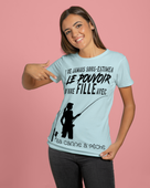 T-shirt bleu pâle femme humour pêche lettrage noir Ne jamais sous-estimer pouvoir fille canne à pêche silhouette pêcheuse