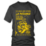 T-shirt noir humour vieil pêcheur lettrage jaune Ne jamais sous-estimer la puissance silhouette pêcheur senior, vue de face