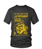 T-shirt noir humour vieil pêcheur lettrage jaune Ne jamais sous-estimer la puissance silhouette pêcheur senior, vue de face