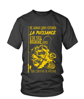 T-shirt noir humour vieil pêcheur lettrage jaune Ne jamais sous-estimer la puissance silhouette pêcheur senior, vue de face