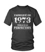 T-shirt col rond gris anthracite Fabriqué en 1973 Vieilli à la perfection lettrage blanc vintage, vue de face