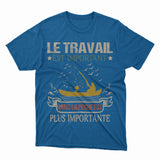 Bateau De Pêche, Chalutier, Fileyeur, Cadeau Humour Pêcheur, Le Travail Est Important, Mais La Pêche Est Plus Importante - VEPENP007 T-shirt Homme Bleu