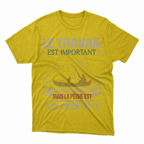 Bateau De Pêche, Chalutier, Fileyeur, Cadeau Humour Pêcheur, Le Travail Est Important, Mais La Pêche Est Plus Importante - VEPENP007 T-shirt Homme Jaune