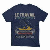 Bateau De Pêche, Chalutier, Fileyeur, Cadeau Humour Pêcheur, Le Travail Est Important, Mais La Pêche Est Plus Importante - VEPENP007 T-shirt Homme Marine