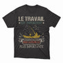 T-shirt noir humour pêche lettrage Le travail est important mais la pêche plus importante silhouette barque