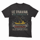 T-shirt noir humour pêche lettrage Le travail est important mais la pêche plus importante silhouette barque