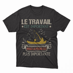T-shirt noir humour pêche lettrage Le travail est important mais la pêche plus importante silhouette barque