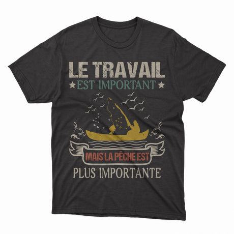 T-shirt noir humour pêche lettrage Le travail est important mais la pêche plus importante silhouette barque