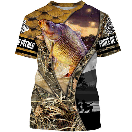 Chiptshirts T-shirt Pêche De La Carpe, Cadeau Humour Pêcheur, Né Pour Pêcher Forcé De Travailler, Camouflage, Écailles De Carpe - VEPECA006